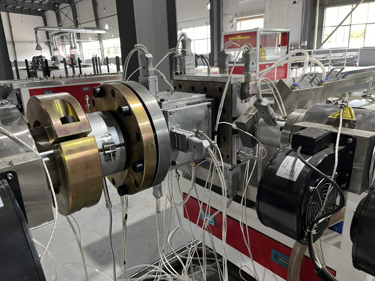 خط إنتاج إطارات النوافذ والأبواب المصنوعة من مادة PVC