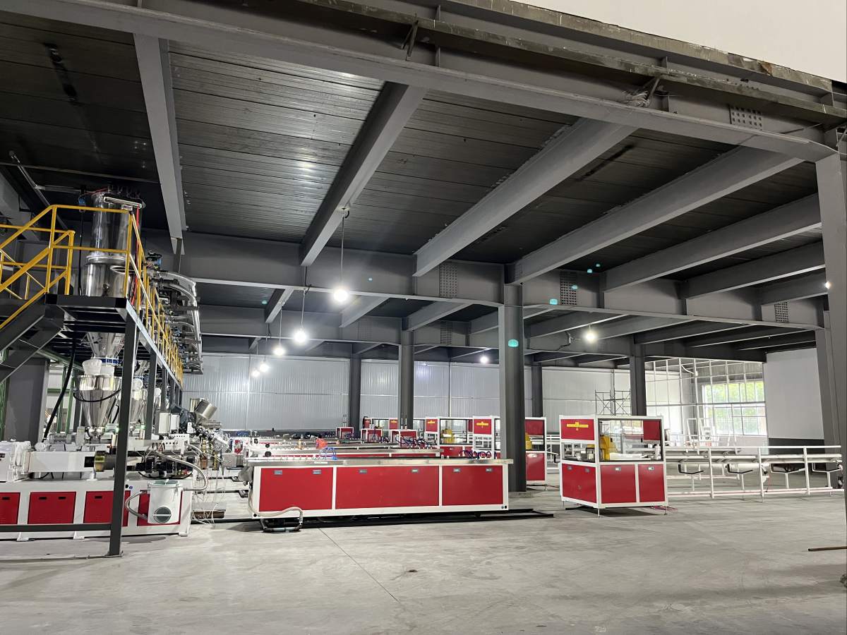 معدات WPC المخصصة لمشاريع المناظر الطبيعية: 3 معايير رئيسية تحدد النجاح